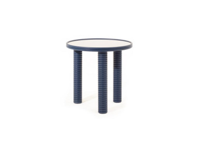 Compact side table in an elegant design - practical and stylish at the same time