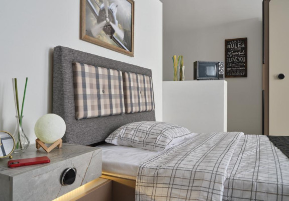 Bedroom Complete's Bed Bedside table Chest of drawers Mirror Wardrobe 5pcs.