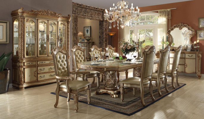 Royale Chesterfield Dining room Suite Elegant dining table with Chesterfield x8 chairs