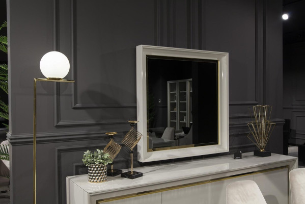 Mirror Luxurious wall mirror in a modern style with white frame