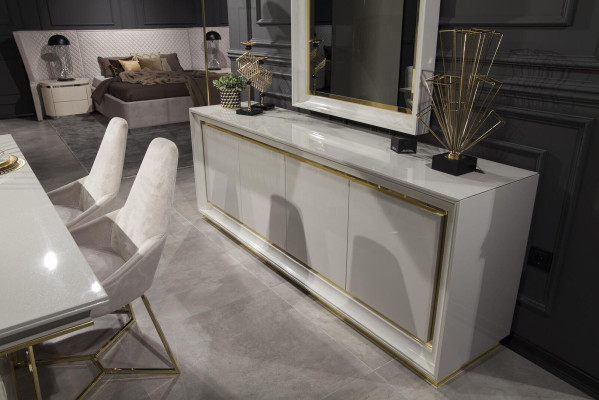 Mirror Luxurious wall mirror in a modern style with white frame
