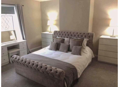 Chesterfield Hotel Double Leather Bed Bedroom Upholstery Luxury Beds 200x200cm